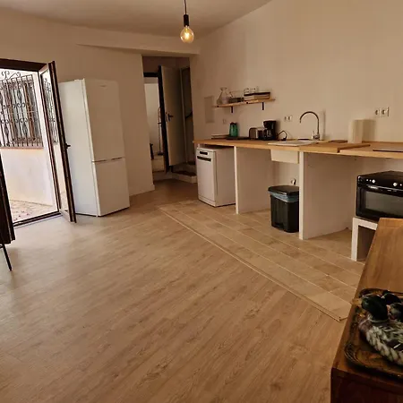 Individual Tranquila Con Bano Privado En Piso Compartido *
